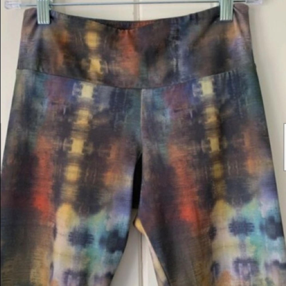 Onzie like new Tie dye Capri / Leggings small/ med